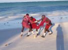 Reggeli gyakorlat - maasai fiatalok a tengerparton (Zanzibr)
